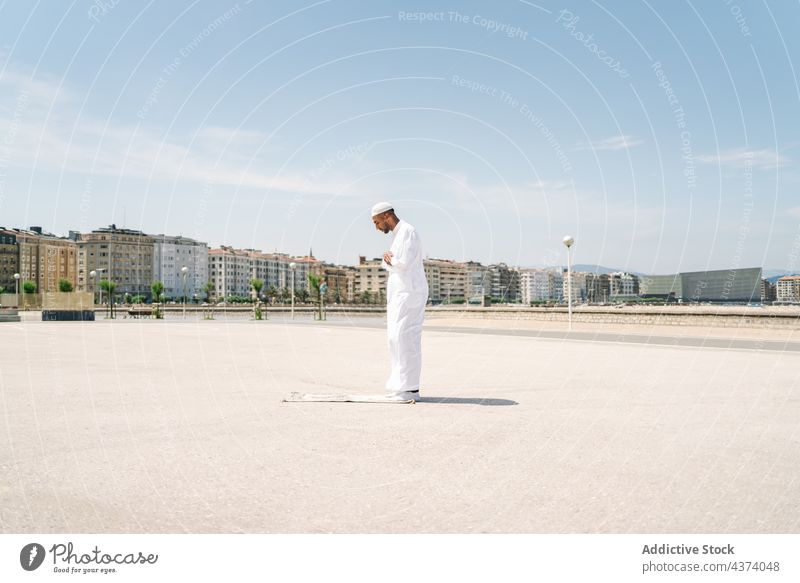 Muslimischer Mann betet am Strand muslimisch arabisch Islam beten Religion Tradition Kultur Vorleger Ritual Anbetung heilig männlich ethnisch authentisch Sand