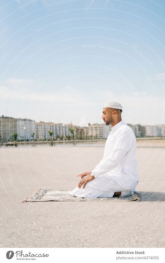 Muslimischer Mann betet am Strand muslimisch arabisch Islam beten Religion Tradition Kultur Vorleger Ritual Anbetung heilig männlich ethnisch authentisch Sand