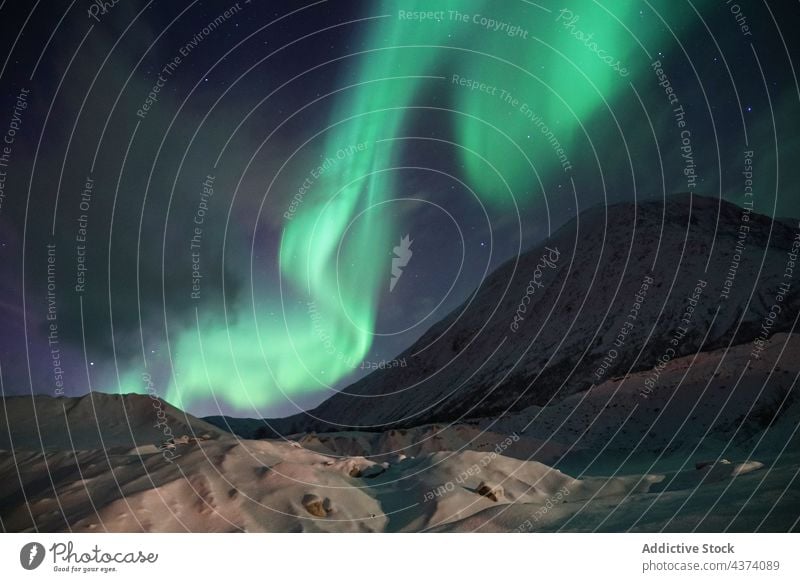 Spektakuläre Nordlichter in Tromso Aurora Kattfjorden Insel Kvalya Region Norwegen Winter Nacht borealis Landschaft Island Norden Raum Himmel nördlich