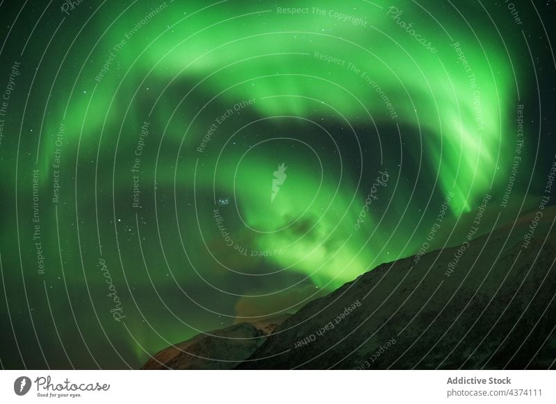 Spektakuläre Nordlichter in Tromso Aurora Kattfjorden Insel Kvalya Region Norwegen Winter Nacht borealis Landschaft Island Norden Raum Himmel nördlich