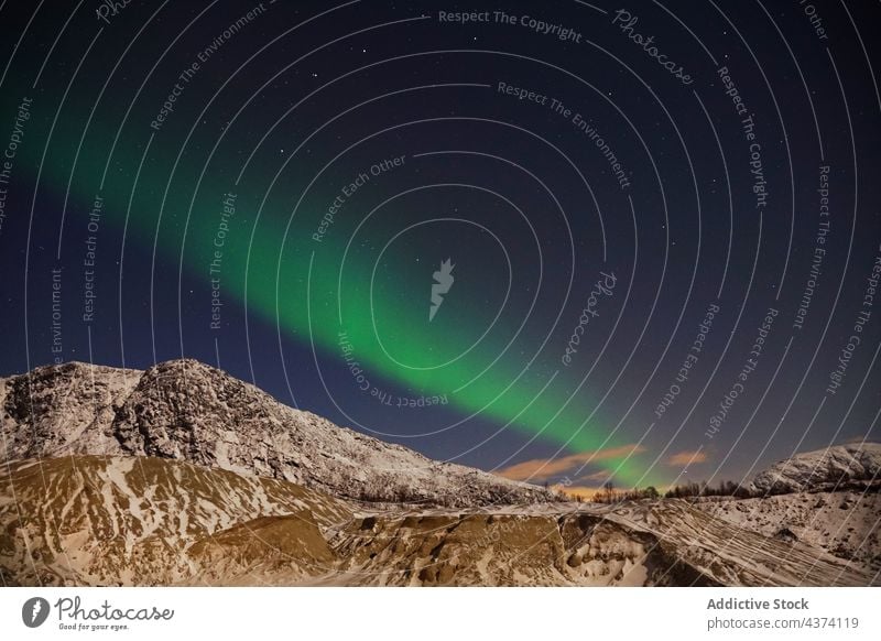 Spektakuläre Nordlichter in Tromso Aurora Kattfjorden Insel Kvalya Region Norwegen Winter Nacht borealis Landschaft Island Norden Raum Himmel nördlich