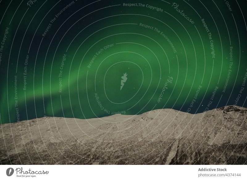 Spektakuläre Nordlichter in Tromso Aurora Kattfjorden Insel Kvalya Region Norwegen Winter Nacht borealis Landschaft Island Norden Raum Himmel nördlich