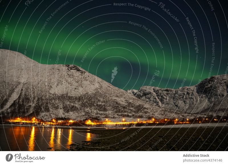 Spektakuläre Nordlichter in Tromso Aurora Kattfjorden Insel Kvalya Region Norwegen Winter Nacht borealis Landschaft Island Norden Raum Himmel nördlich