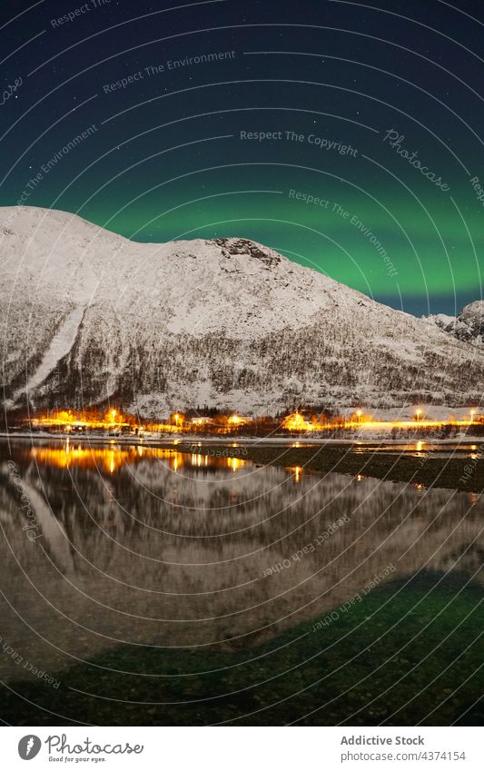 Spektakuläre Nordlichter in Tromso Aurora Kattfjorden Insel Kvalya Region Norwegen Winter Nacht borealis Landschaft Island Norden Raum Himmel nördlich