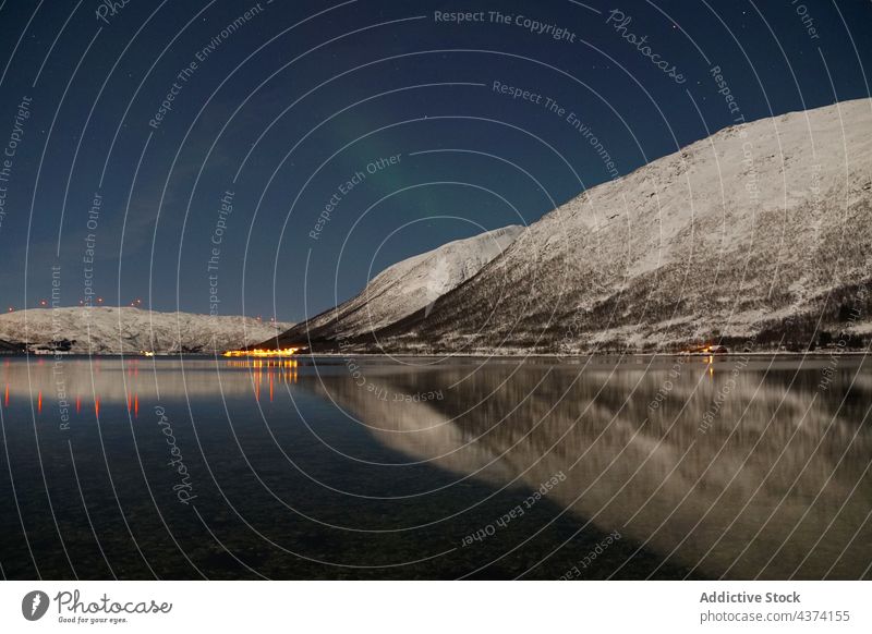 Spektakuläre Nordlichter in Tromso Aurora Kattfjorden Insel Kvalya Region Norwegen Winter Nacht borealis Landschaft Island Norden Raum Himmel nördlich