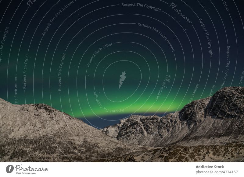 Spektakuläre Nordlichter in Tromso Aurora Kattfjorden Insel Kvalya Region Norwegen Winter Nacht borealis Landschaft Island Norden Raum Himmel nördlich