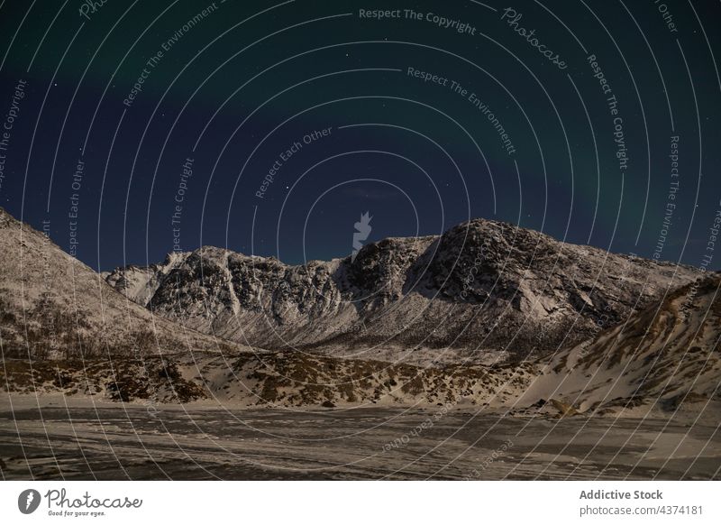 Spektakuläre Nordlichter in Tromso Aurora Kattfjorden Insel Kvalya Region Norwegen Winter Nacht borealis Landschaft Island Norden Raum Himmel nördlich