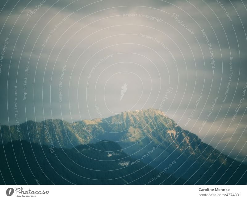 Die Abendsonne rückt das Stanserhorn in ein geheimnisvolles Licht Berge Schweiz Berge u. Gebirge Abenddämmerung Sonnenuntergang blau Wolken Natur Dämmerung