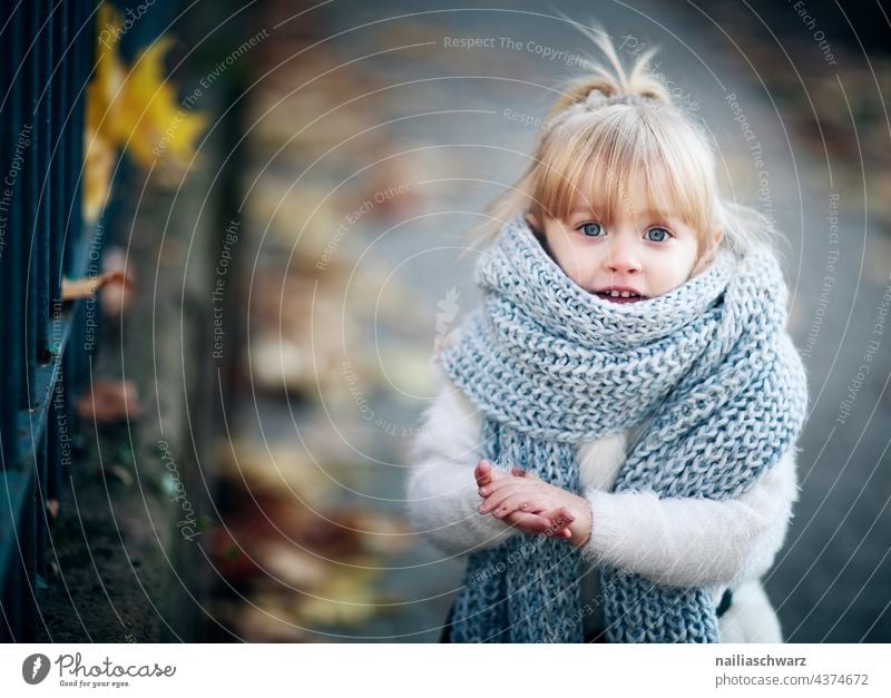 Herbst.. herbstlich kalt Schal Kind Kindheit träumerisch Park Porträt traumhaft Traum Mädchengesicht niedlich Outdoor-Fotografie freundlich Freundlichkeit