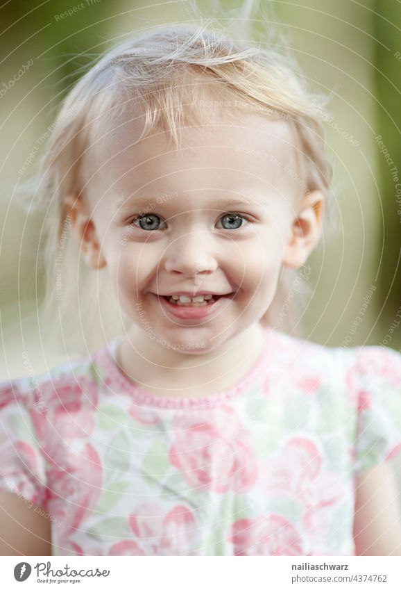 Mary.. Kind Porträt Kindheit Outdoor Outdoor-Fotografie niedlich Mädchen Mädchengesicht Menschen Freundlichkeit freundlich lachen lächelnd Sommer sommerlich