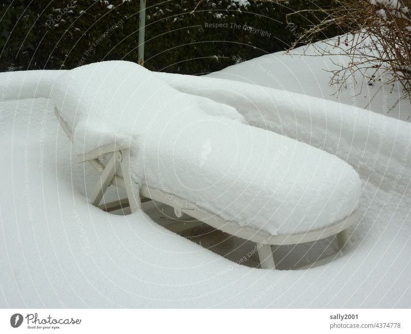 Abkühlung Liege Gartenliege Liegestuhl Winter Schnee schneebedeckt kalt verschneit Terrasse weiß winterlich Schneedecke Frost Winterstimmung Außenaufnahme Kälte