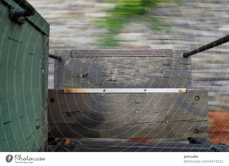 ein trittbrettfahrer. leben und leben lassen. es gibt kein zurück. Eisenbahn alt historisch Trittbrett Stufen Holz Fahrt fahren Schnelligkeit Rastlosigkeit