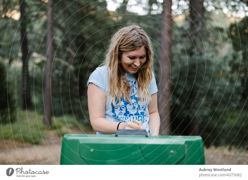 Frau kocht an einem Campingkocher im Wald Baby blond Kalifornien Lager Wohnmobil Campingplatz Kaukasier Stuhl Kind Kindheit Essen zubereiten Tochter Familie