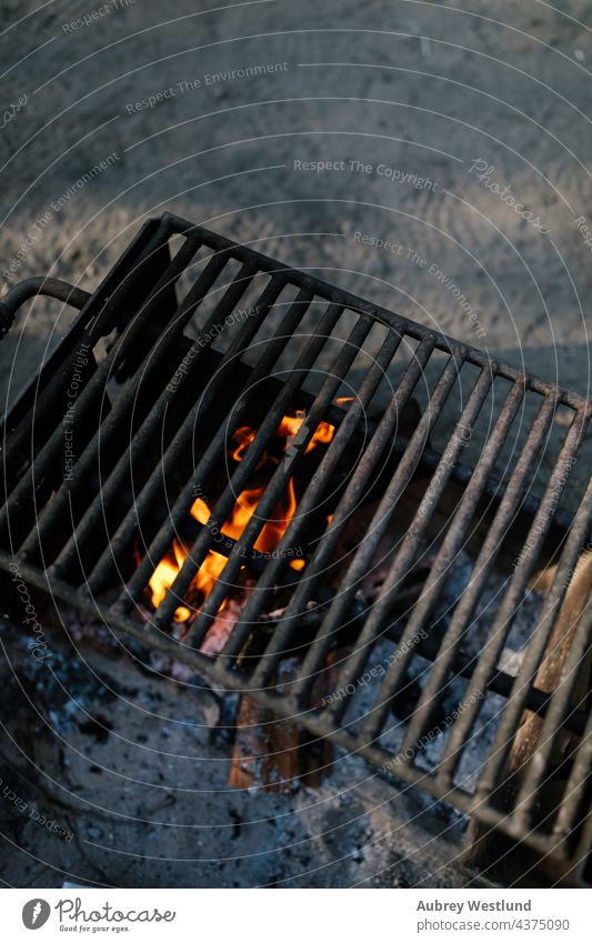 Lagerfeuerrost Kalifornien Wohnmobil Camping Campingplatz Feuer Wald Spaß Lifestyle Berge Natur im Freien außerhalb Sommer Zelt Bäume Ausflug Urlaub urlaub