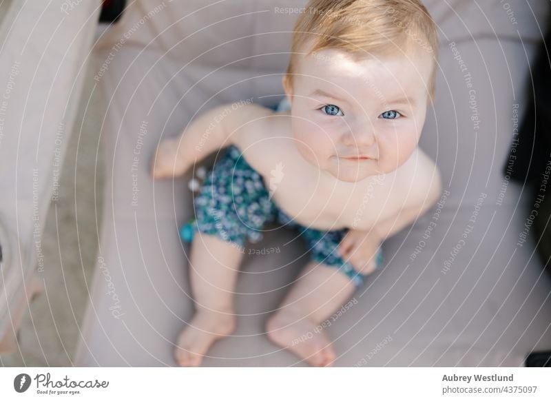 Baby in einem Campingstuhl auf einem Sommercampingausflug sitzend allein schön blond blaue Augen Kalifornien Lager Campingkocher Wohnmobil Campingplatz