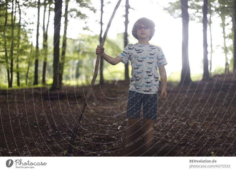 Junge im Wald Natur natürlich Baum Schönes Wetter Spielen authentisch laufen klein Kindheit Mensch Umwelt Abenteuer Freiheit Ausflug Außenaufnahme Neugier