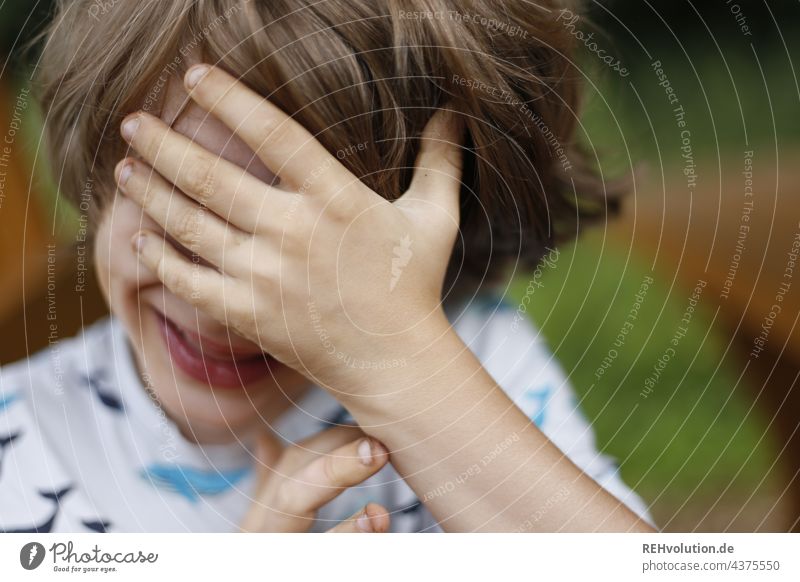 Junge lacht sich kaputt Kind glücklich Glück Sommer Natur authentisch natürlich Porträt Oberkörper Mensch Farbfoto Außenaufnahme Zufriedenheit 3-8 Jahre