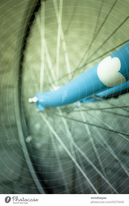 Fahrradrad mit einer Wolke Fahrrad-Rad Fahrrad-Radspeichen Wolken himmelblau blaues Fahrrad Speichen Fahrradfahren Felge Außenaufnahme Verkehrsmittel