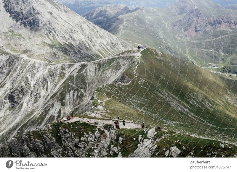 Blick vom Ifinger auf die Kuhleitenhütte, Berg, Sattel und Grat in den Südtiroler Alpen Gipfel Berghütte Bergsteigen Höhe Panorama Berge u. Gebirge