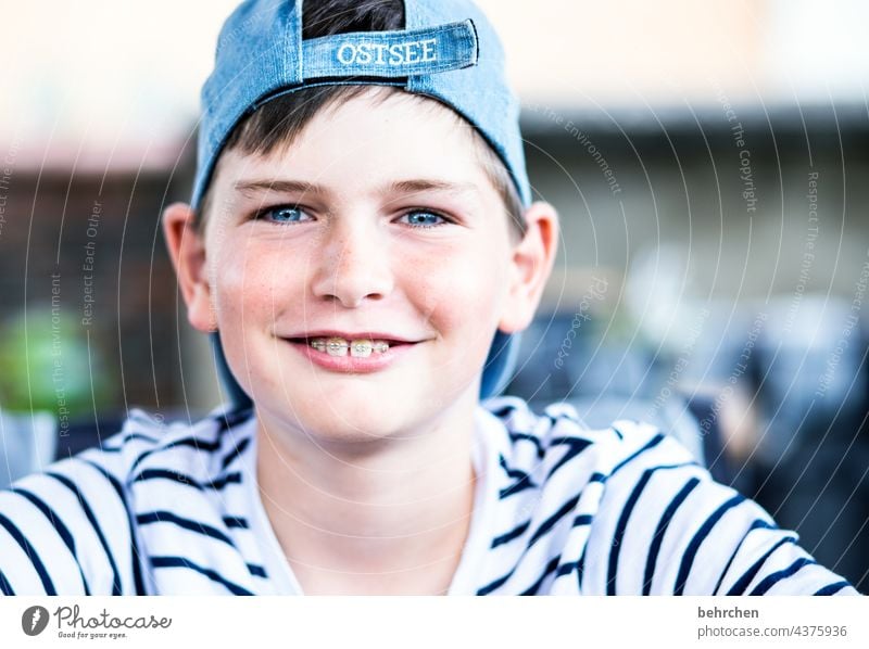 zahnspangengrinsen Freude glücklich blaue augen Farbfoto Coolness Kind frech Familie Licht Gesicht Tag Kindheit Junge Nahaufnahme träumen Zufriedenheit