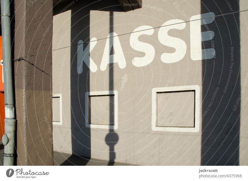 diese Kasse ist geschlossen im Abendlicht zu Schilder & Markierungen Sonnenlicht Wort Typographie Wand Silhouette Schattenspiel Kolonnaden Berlin Säule