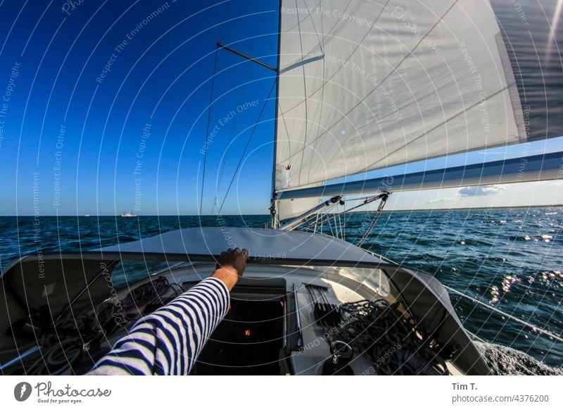 eine Hand hält sich am Schiff fest matrose Seemann Arm Streifenpullover Mensch Segelschiff Wasserfahrzeug Segeln Segelboot Schifffahrt Himmel Meer Jacht