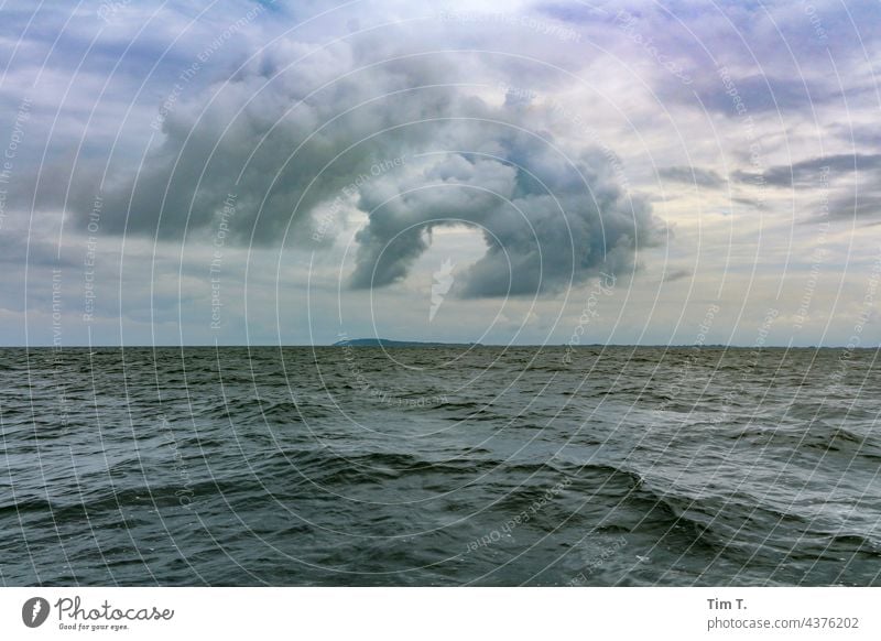 Das Meer , eine Insel und eine große Wolke Ostsee Wolken Himmel wolke himmel Natur Außenaufnahme Tag wolken Wetter wetter Umwelt Menschenleer Farbfoto Sommer