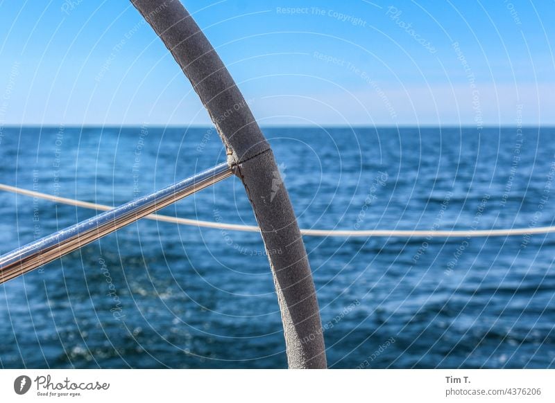 ein Teil des Ruders von einem Segelschiff Segeln Steuerung Farbfoto Außenaufnahme Wasserfahrzeug Meer Schifffahrt Segelboot Ferien & Urlaub & Reisen Sommer