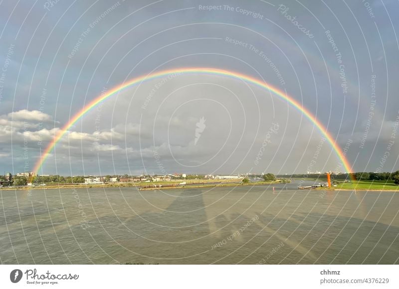 Regenbogen über der Ruhr Fluss Flussufer Rhein Außenaufnahme Landschaft Reflexion & Spiegelung Ruhrgebiet Mündung Flußmündung Unwetter Natur Himmel