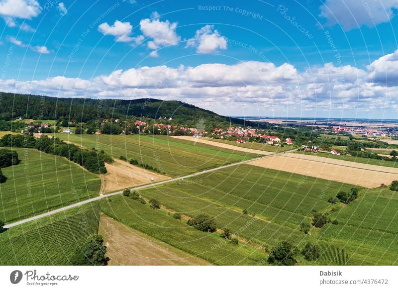 Sleza Berglandschaft. Luftaufnahme von Bergen mit Wald. sleza Landschaft Antenne Dröhnen Hochland Niederschlesien Polen Sleza-Berg Breslau Sommer Himmel