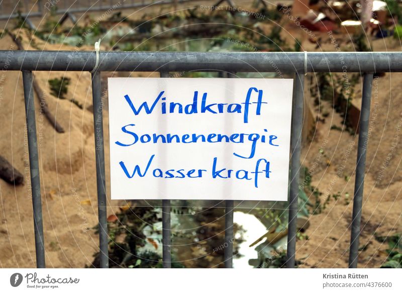 windkraft, sonnenenergie und wasserkraft steht auf einem schild erneuerbar forderung fridays for future aktion projekt regenerativ nachhaltig sauber ökologisch