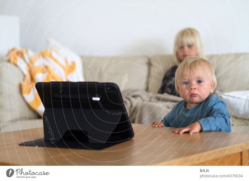 Tatort l schauen wir lieber nicht...dafür die Sendung mit der Maus... Kind Kindererziehung Kindheit Mädchen Kleinkind Junge Geschwister Fernsehen Computer