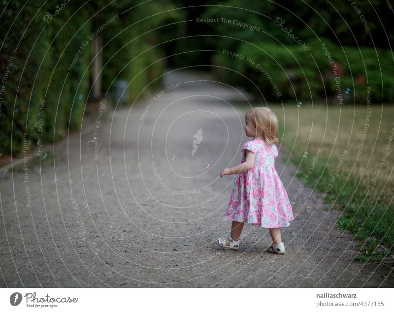 Mary träumerisch laufen Wege & Pfade Abenddämmerung Park grün Traum traumhaft Kind Mädchengesicht Kindheit niedlich Outdoor-Fotografie Menschen Freundlichkeit