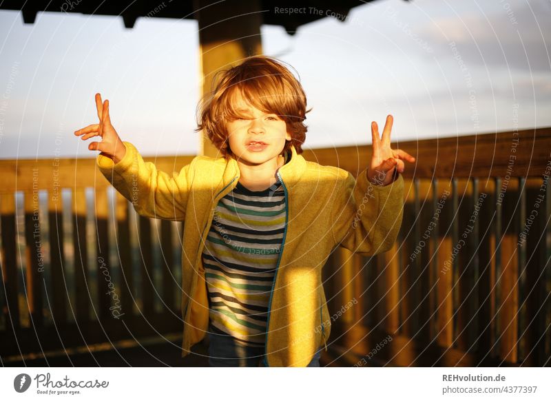 Kind hat Spaß bei einem Ausflug Sonnenuntergang Landschaft oben weite Aussichtsturm Ferne Farbfoto blond Haare & Frisuren Natur Porträt authentisch natürlich