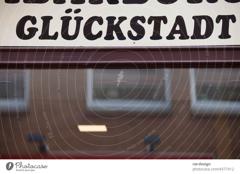 Glückstadt Schriftzeichen Buchstaben Typografie Schilder & Markierungen Kommunikation Außenaufnahme Wort Typographie Hinweisschild Nahaufnahme Verständigung