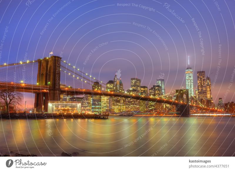 Brooklyn-Brücke in der Abenddämmerung, New York City. New York State Manhattan amerika Großstadt Skyline USA Wolkenkratzer Stadtbild beleuchtet Architektur