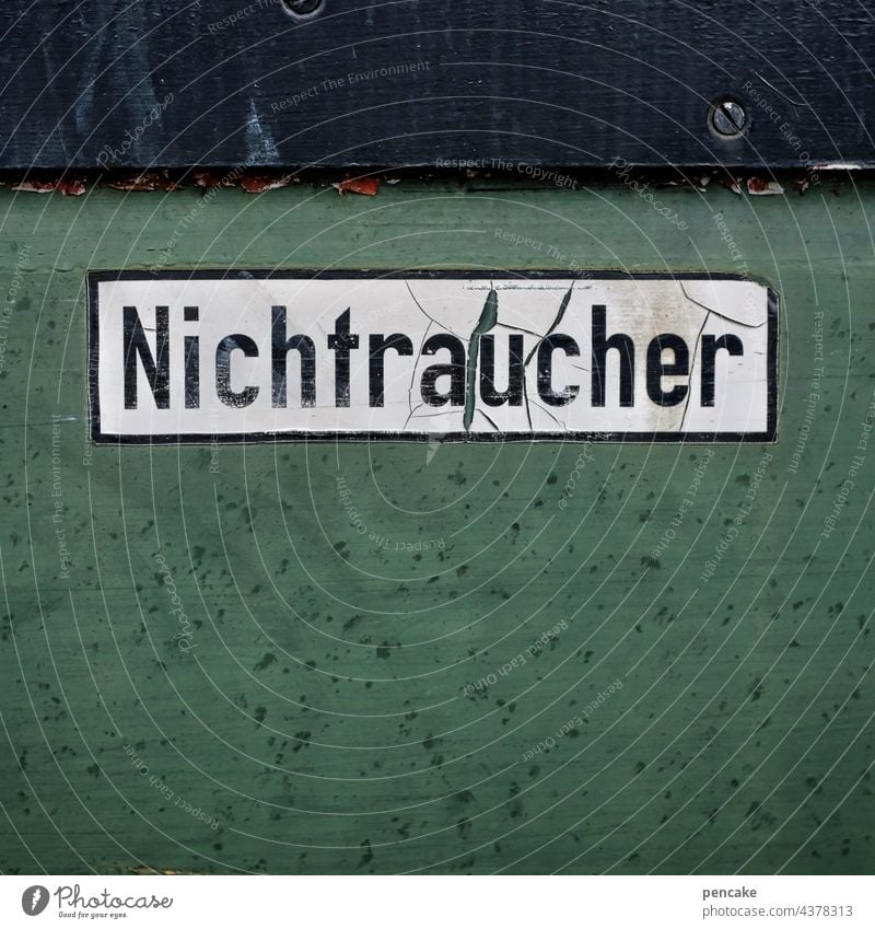 schilder | der letzte zug! Schild alt Nichtraucher Eisenbahn Wagon Schrift historisch Personenzug Zug Schienenverkehr Öffentlicher Personennahverkehr Bahnfahren