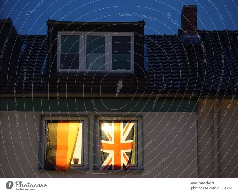 Deutsche und Englische Flagge nebeneinander im Fenster Deutschland England Fahne Deutsche Flagge englische flagge schwarz-rot-gold Union Jack Fußball