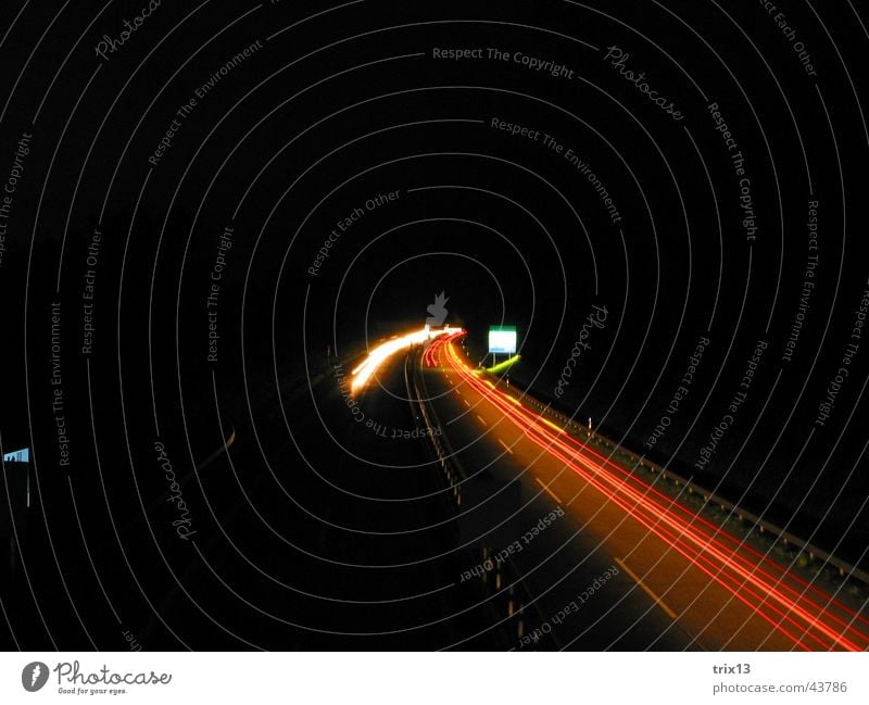 autobahn Autobahn Mobilität unterwegs Geschwindigkeit Unschärfe dunkel Nacht schwarz rot weiß Schleier rechts Langzeitbelichtung Abend autolicht Licht