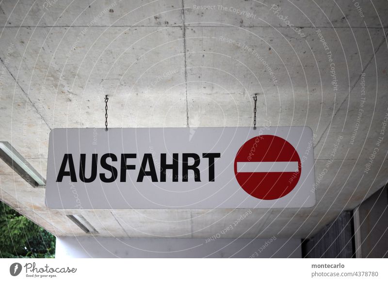 Schild | Ausfahrt | Gesperrt Schilder & Markierungen Hinweisschild Buchstaben Symbol rot weiß gebäude kante Zeichen ausfahrt zeichen verkehr Sperrzeichen