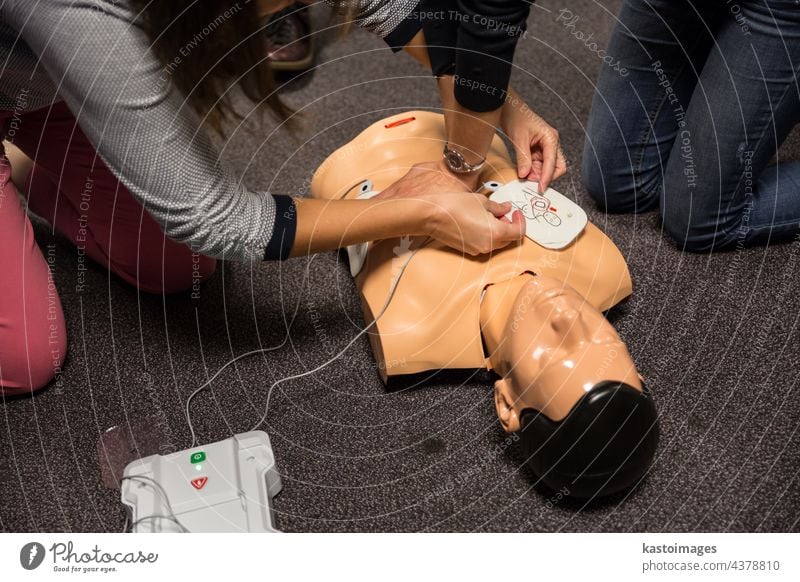 Erste-Hilfe-Schulung. Defibrillator CPR Praxis Unterstützung erste Training Werkstatt aed Widerbelebung Gesundheit Herz Sparer verhaften attackieren