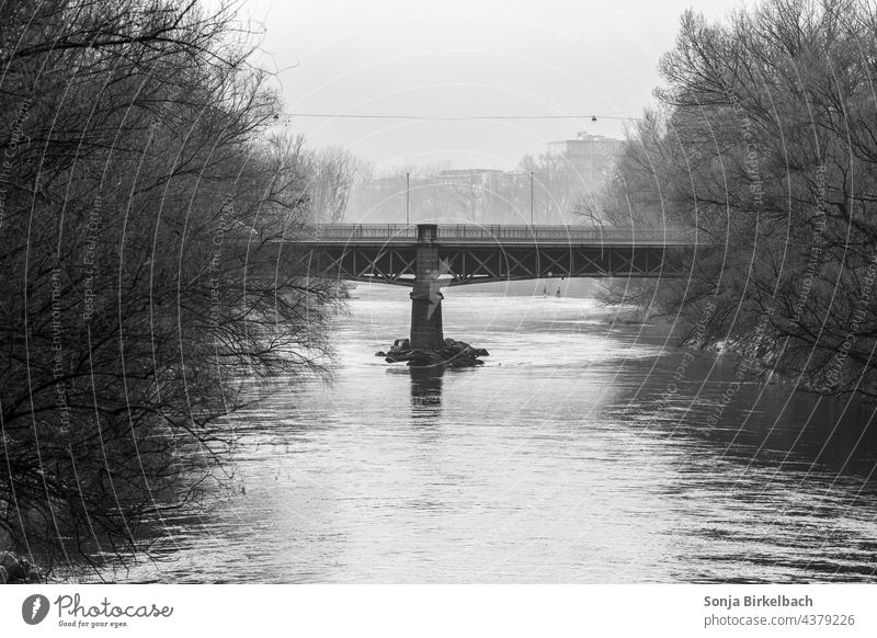 Graz, Brücke über die Mur, Radetzkybrücke mit Welle für Wellenreiter Wellenreiten Österreich Europa Landeshauptstadt schwarzweiß Fluss Stadt Wasser