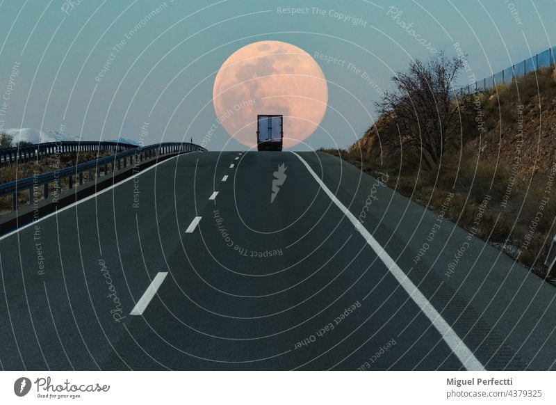 Kühltransporter auf einer Autobahn, oben auf einer Steigung mit dem Vollmond im Hintergrund. Straße Kühlwagen Lastwagen Horizont reisen Mond Verkehr Versand