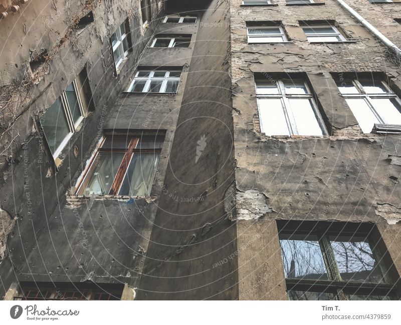 Blick nach oben in einem alten Berliner Hinterhof Prenzlauer Berg Farbfoto Altbau Menschenleer Tag Stadt Hauptstadt Stadtzentrum Altstadt Haus Außenaufnahme