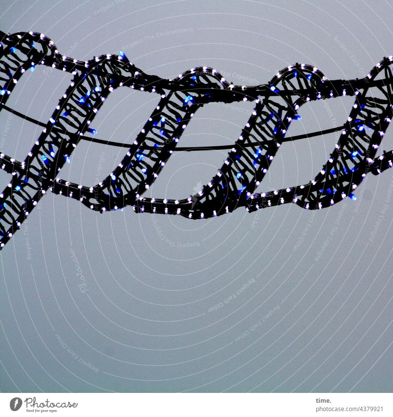 Lichter der Stadt (VII) lichterkette lampen lämpchen blau diffus kabel windung inspiration übereinander phantasie Dekoration & Verzierung kunstlicht abendhimmel
