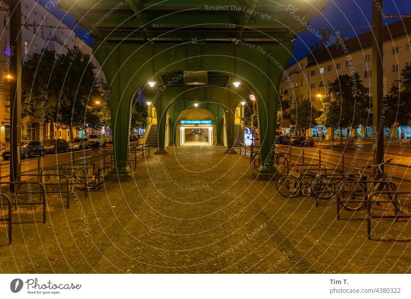 Straße mit Hochbahnstation nachts Schönhauser Allee Prenzlauer Berg Nacht Bahnhof Eberswalder Straße Berlin Stadtzentrum Hauptstadt Außenaufnahme Altstadt