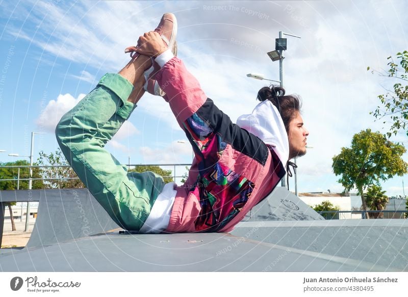 Junger Skater tanzt Hip-Hop-Freestyle in einem Skatepark Teenager Menschen Mann jung Skateboard Schlittschuh Tanzen Hiphop pirouettieren herumwirbeln