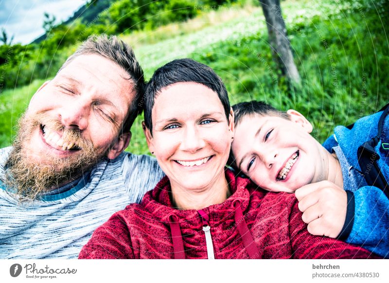 lachen ist gesund! Bart Nahaufnahme Kontrast Licht Tag Gefühle zufrieden Warmherzigkeit Farbfoto Sympathie Porträt selfie papa Liebe mama Fröhlichkeit natürlich