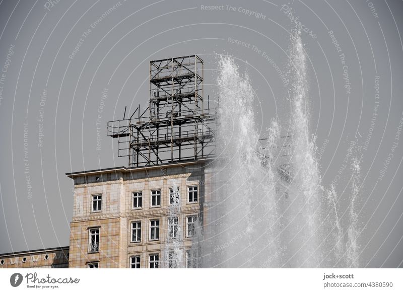 Fontäne am Strausberger Platz Stil Architektur Bewegungsunschärfe Sonnenlicht Wasserfontäne retro Vergangenheit Sehenswürdigkeit Friedrichshain Ostalgie DDR