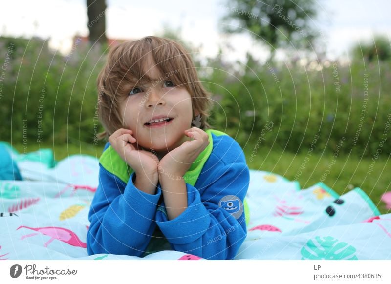 Der Junge hat viel Spaß, lächelt und schaut in die Kamera Streben nach Glück Verfolgung - Konzept positive Emotion spielerisch Menschen mehrfarbige Luftballons